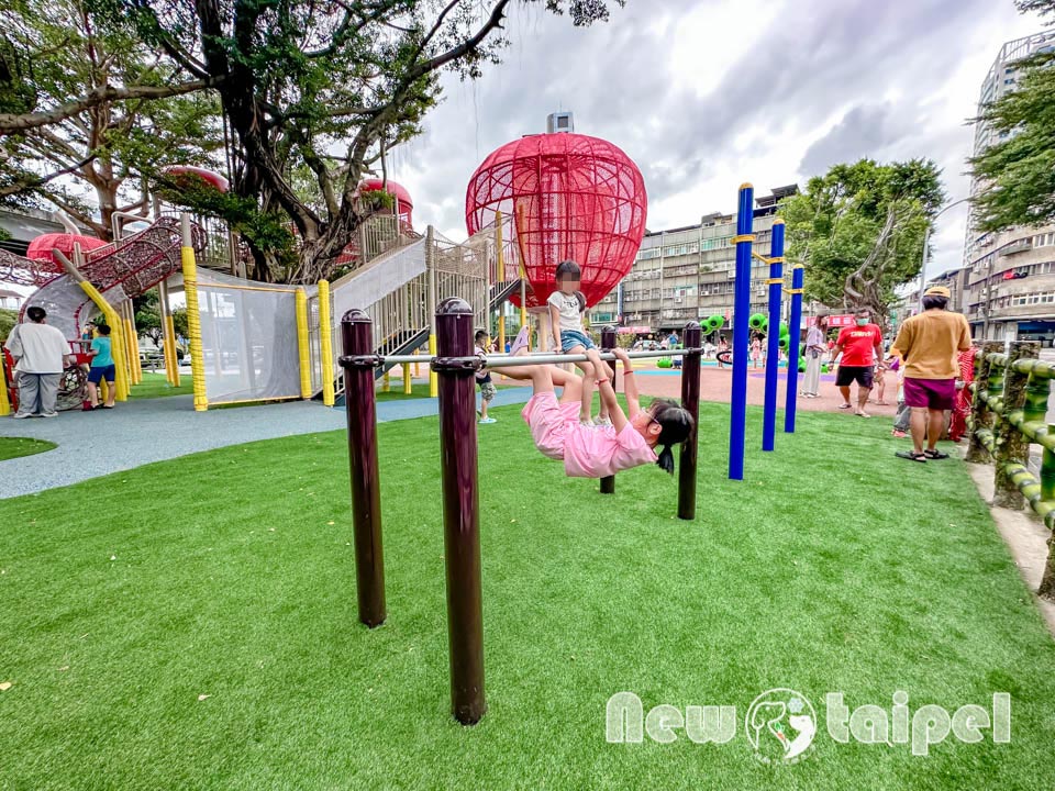 新北三重景點〡同安36公園〡全台首座蘋果造型公園, 毛毛蟲特色鞦韆, 大蘋果裡竟然還有果核遊具, 空中步道變身一尾紅龍, 順遊空軍三重一村