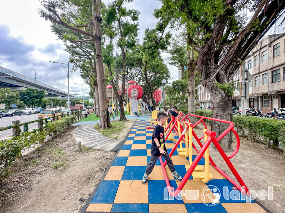 新北三重景點〡同安36公園〡全台首座蘋果造型公園, 毛毛蟲特色鞦韆, 大蘋果裡竟然還有果核遊具, 空中步道變身一尾紅龍, 順遊空軍三重一村