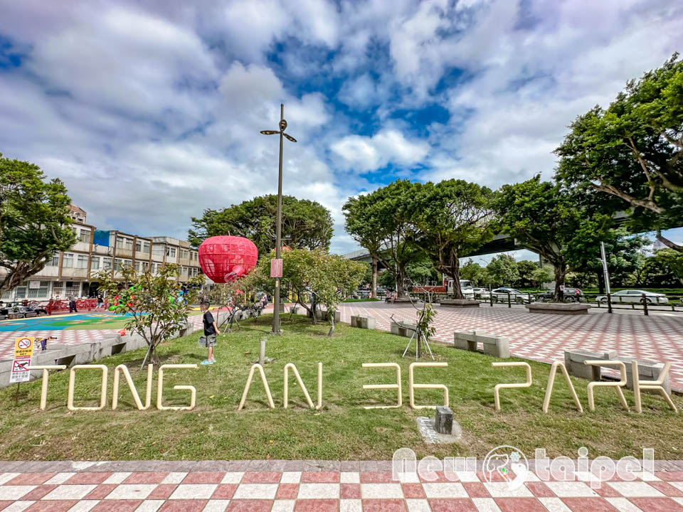 新北三重景點〡同安36公園〡全台首座蘋果造型公園, 毛毛蟲特色鞦韆, 大蘋果裡竟然還有果核遊具, 空中步道變身一尾紅龍, 順遊空軍三重一村