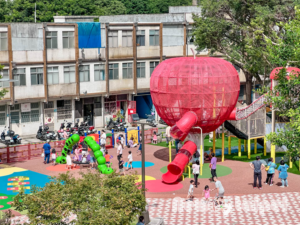 新北三重景點〡同安36公園〡全台首座蘋果造型公園, 毛毛蟲特色鞦韆, 大蘋果裡竟然還有果核遊具, 空中步道變身一尾紅龍, 順遊空軍三重一村