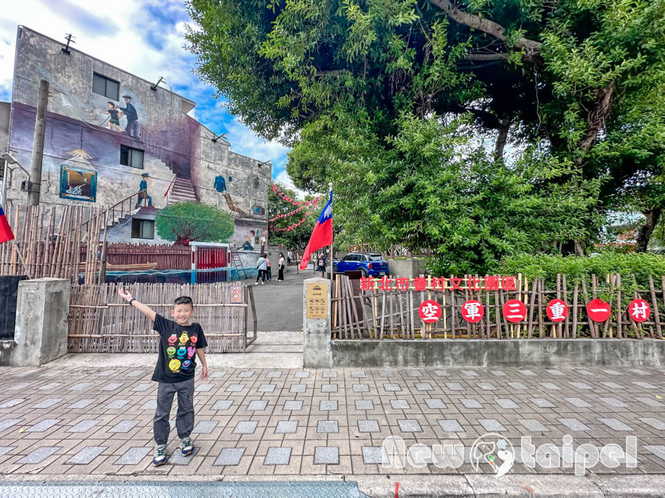 新北三重景點〡同安36公園〡全台首座蘋果造型公園, 毛毛蟲特色鞦韆, 大蘋果裡竟然還有果核遊具, 空中步道變身一尾紅龍, 順遊空軍三重一村