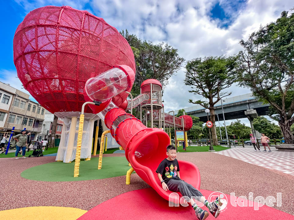 新北三重景點〡同安36公園〡全台首座蘋果造型公園, 毛毛蟲特色鞦韆, 大蘋果裡竟然還有果核遊具, 空中步道變身一尾紅龍, 順遊空軍三重一村