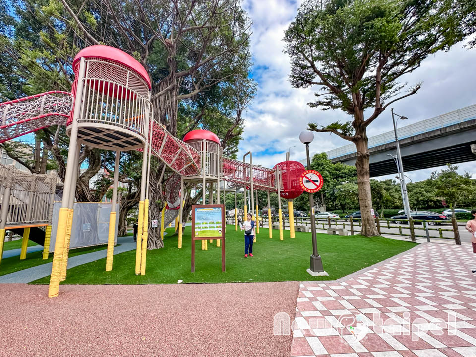 新北三重景點〡同安36公園〡全台首座蘋果造型公園, 毛毛蟲特色鞦韆, 大蘋果裡竟然還有果核遊具, 空中步道變身一尾紅龍, 順遊空軍三重一村