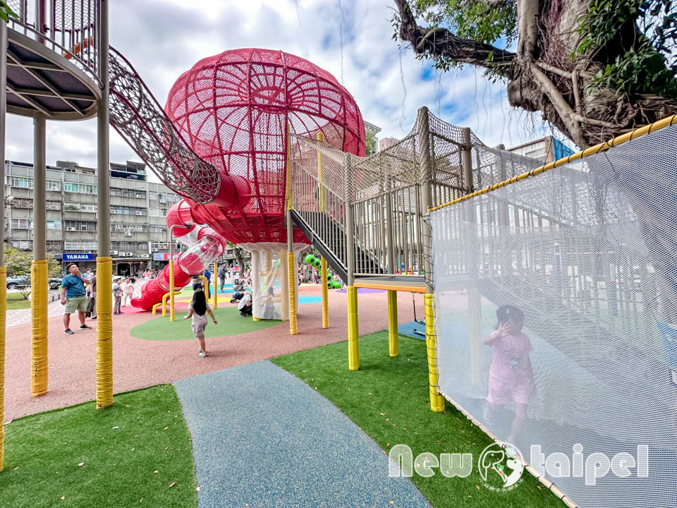 新北三重景點〡同安36公園〡全台首座蘋果造型公園, 毛毛蟲特色鞦韆, 大蘋果裡竟然還有果核遊具, 空中步道變身一尾紅龍, 順遊空軍三重一村