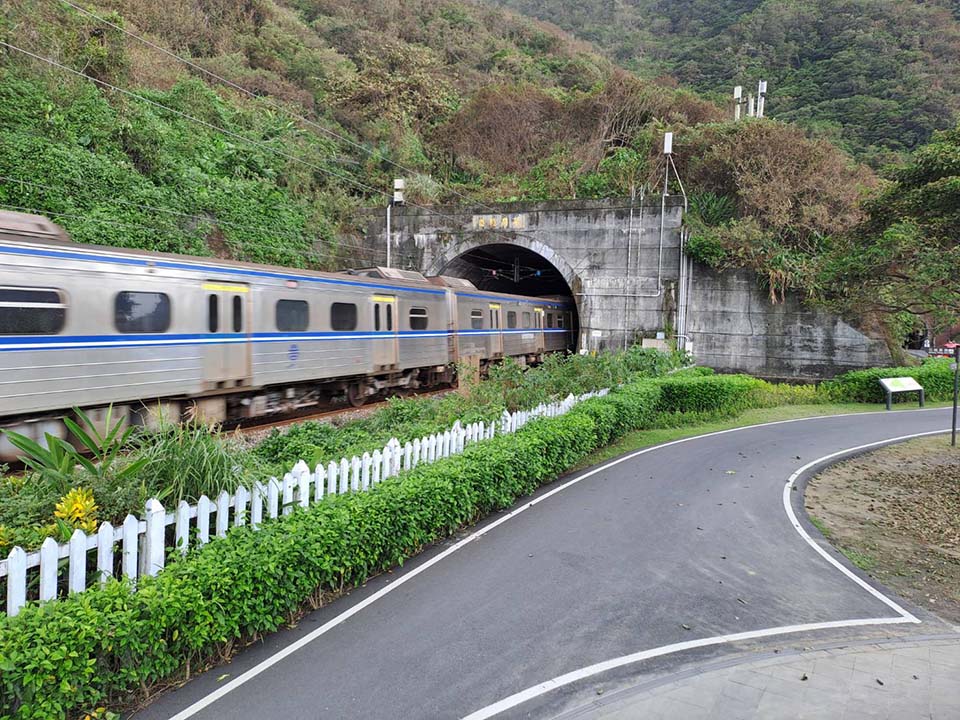 新北貢寮景點〡福隆舊草嶺隧道〡跨越兩縣市的隧道, 期間限定光之影藝術廊道, 隧道專屬嘟嘟車可愛上市, 360度觀景台賞景看火車