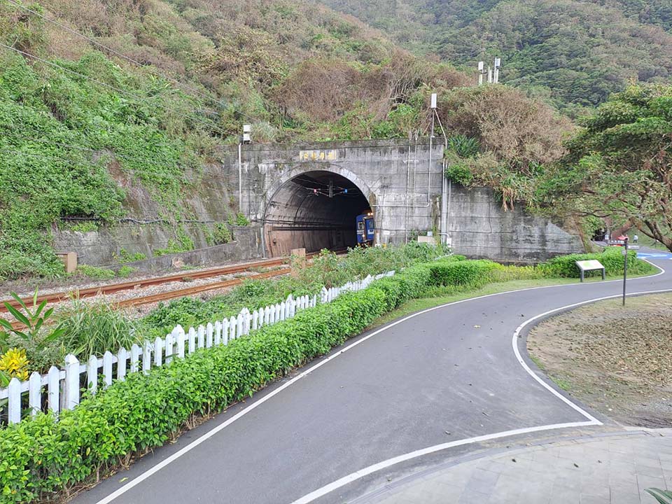 新北貢寮景點〡福隆舊草嶺隧道〡跨越兩縣市的隧道, 期間限定光之影藝術廊道, 隧道專屬嘟嘟車可愛上市, 360度觀景台賞景看火車