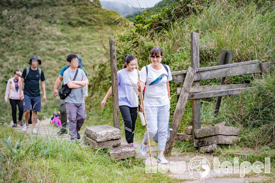 新北貢寮景點〡草嶺古道〡2024草嶺古道芒花季資訊, 市定古蹟虎字碑, 眺望龜山島最佳位置埡口觀景亭, 大里天公廟登山口