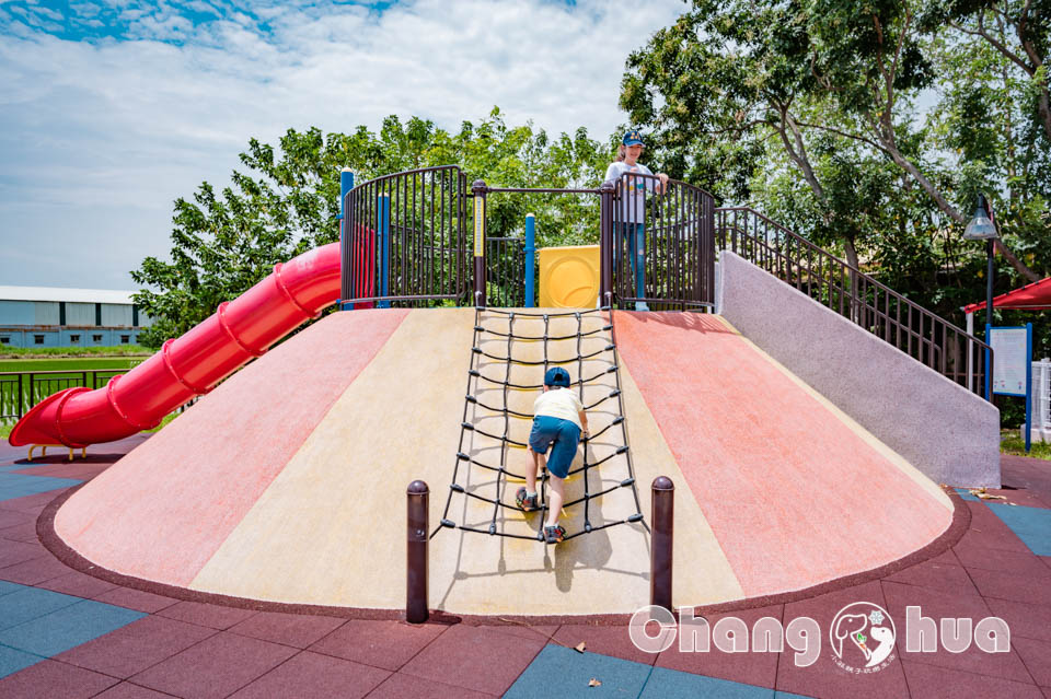 彰化埔鹽景點〡崑崙兒童公園〡融入在地元素更親民, 共融與罐頭遊具並存, 精緻型親子公園, 稻米與蔬菜寶寶歡喜陪伴