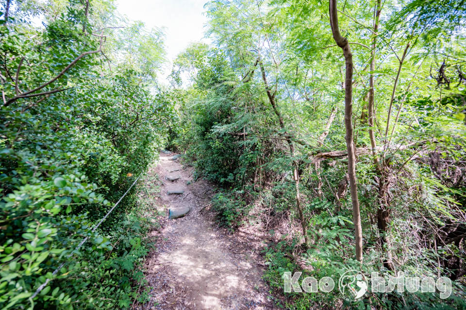 高雄彌陀景點〡漯底山自然公園〡軍事用地變身觀光景點, 超迷你版月世界, 碉堡觀景台賞景, 必走漯底山吊橋