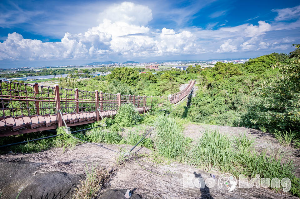 高雄彌陀景點〡漯底山自然公園〡軍事用地變身觀光景點, 超迷你版月世界, 碉堡觀景台賞景, 必走漯底山吊橋