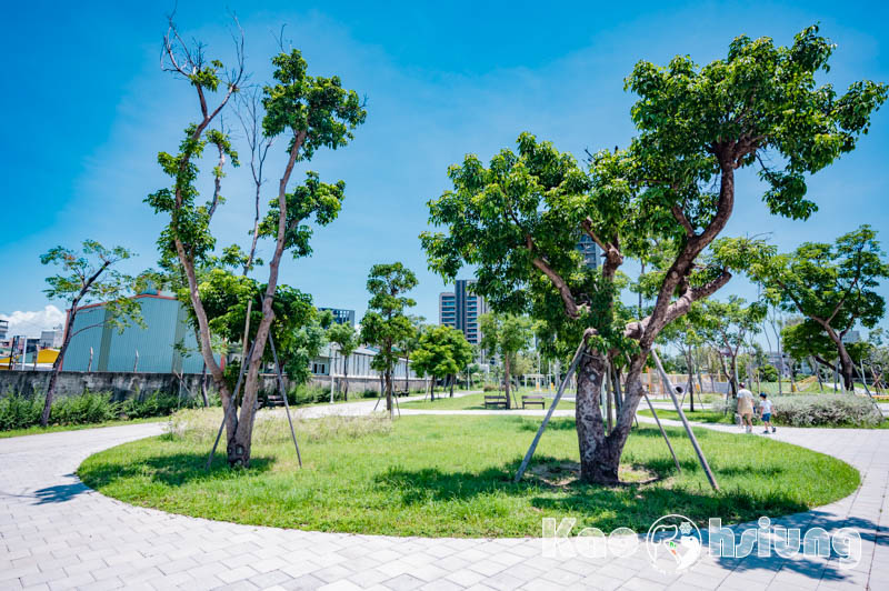 高雄前鎮景點〡籬仔內公園〡工業風格遊戲場, 燃燒塔意象滑梯, 五感互動設施, 溶入工廠元素的特色公園