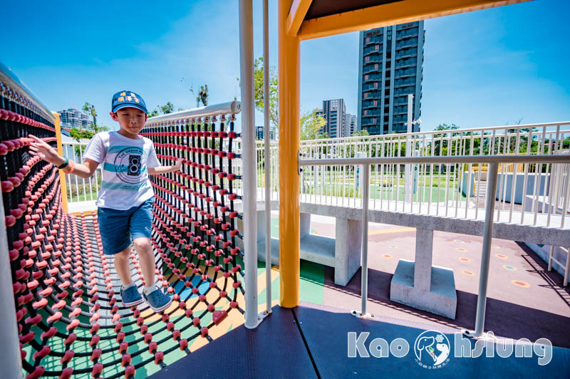 高雄前鎮景點〡籬仔內公園〡工業風格遊戲場, 燃燒塔意象滑梯, 五感互動設施, 溶入工廠元素的特色公園