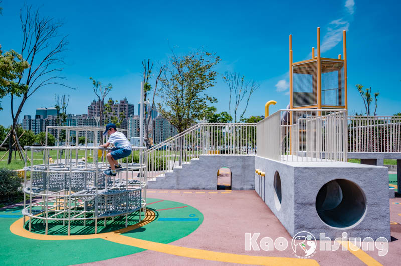 高雄前鎮景點〡籬仔內公園〡工業風格遊戲場, 燃燒塔意象滑梯, 五感互動設施, 溶入工廠元素的特色公園