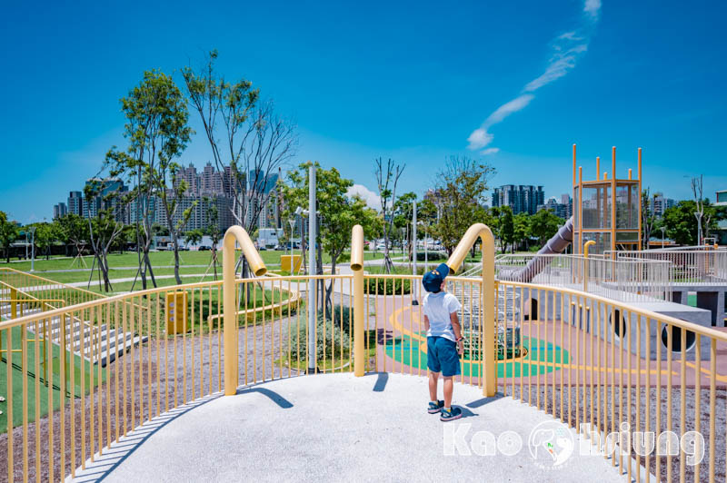 高雄前鎮景點〡籬仔內公園〡工業風格遊戲場, 燃燒塔意象滑梯, 五感互動設施, 溶入工廠元素的特色公園