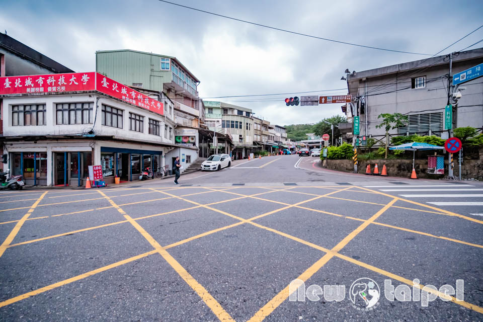 新北貢寮景點〡福隆舊草嶺隧道〡跨越兩縣市的隧道, 期間限定光之影藝術廊道, 隧道專屬嘟嘟車可愛上市, 360度觀景台賞景看火車