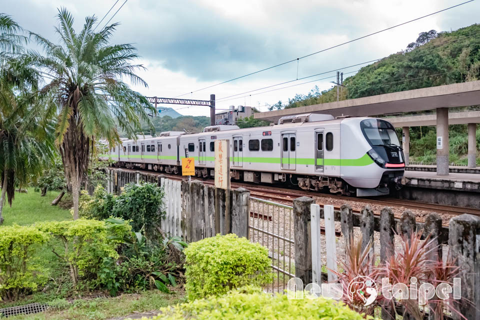 新北貢寮景點〡福隆舊草嶺隧道〡跨越兩縣市的隧道, 期間限定光之影藝術廊道, 隧道專屬嘟嘟車可愛上市, 360度觀景台賞景看火車