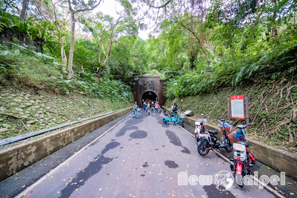 新北貢寮景點〡福隆舊草嶺隧道〡跨越兩縣市的隧道, 期間限定光之影藝術廊道, 隧道專屬嘟嘟車可愛上市, 360度觀景台賞景看火車