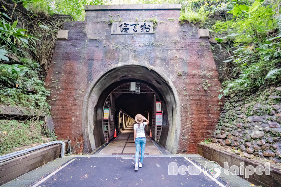 新北貢寮景點〡福隆舊草嶺隧道〡跨越兩縣市的隧道, 期間限定光之影藝術廊道, 隧道專屬嘟嘟車可愛上市, 360度觀景台賞景看火車