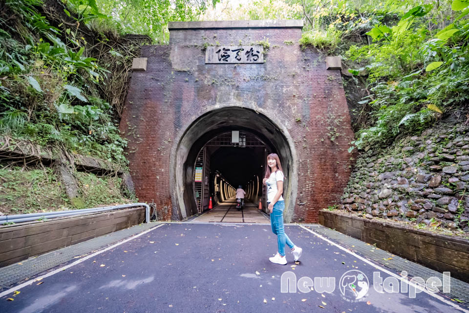 新北貢寮景點〡福隆舊草嶺隧道〡跨越兩縣市的隧道, 期間限定光之影藝術廊道, 隧道專屬嘟嘟車可愛上市, 360度觀景台賞景看火車