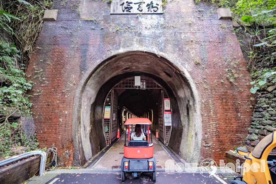 新北貢寮景點〡福隆舊草嶺隧道〡跨越兩縣市的隧道, 期間限定光之影藝術廊道, 隧道專屬嘟嘟車可愛上市, 360度觀景台賞景看火車