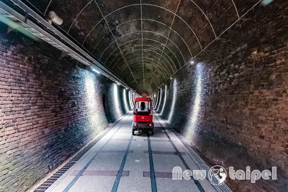 新北貢寮景點〡福隆舊草嶺隧道〡跨越兩縣市的隧道, 期間限定光之影藝術廊道, 隧道專屬嘟嘟車可愛上市, 360度觀景台賞景看火車