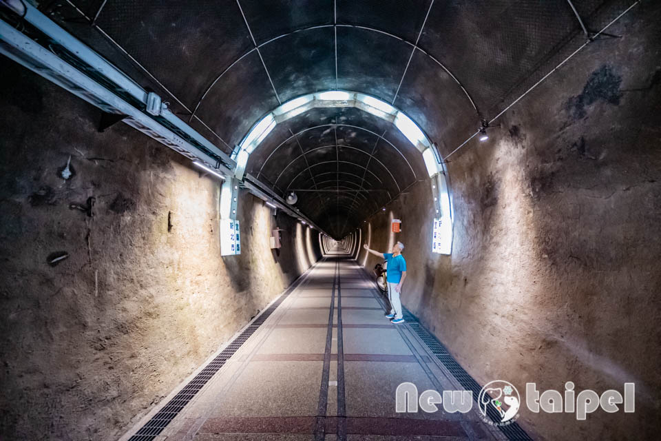 新北貢寮景點〡福隆舊草嶺隧道〡跨越兩縣市的隧道, 期間限定光之影藝術廊道, 隧道專屬嘟嘟車可愛上市, 360度觀景台賞景看火車