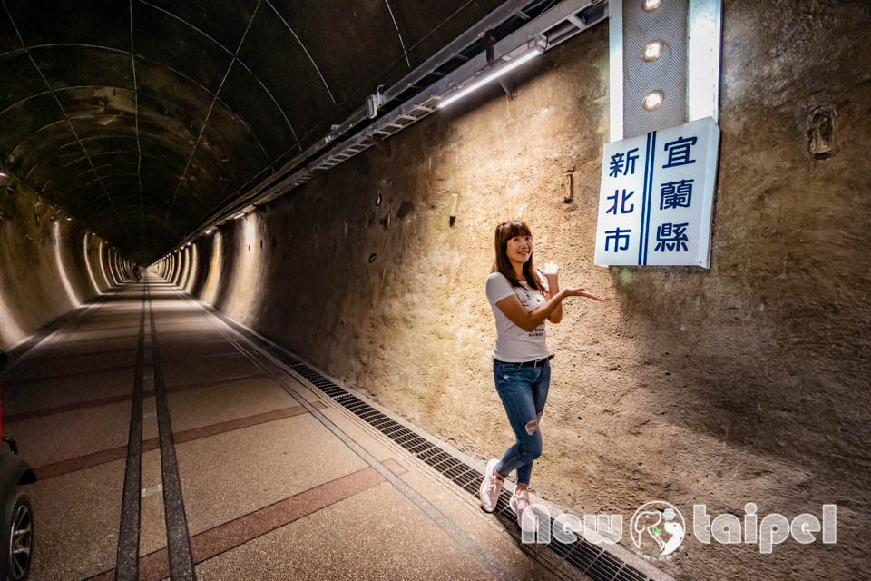 新北貢寮景點〡福隆舊草嶺隧道〡跨越兩縣市的隧道, 期間限定光之影藝術廊道, 隧道專屬嘟嘟車可愛上市, 360度觀景台賞景看火車