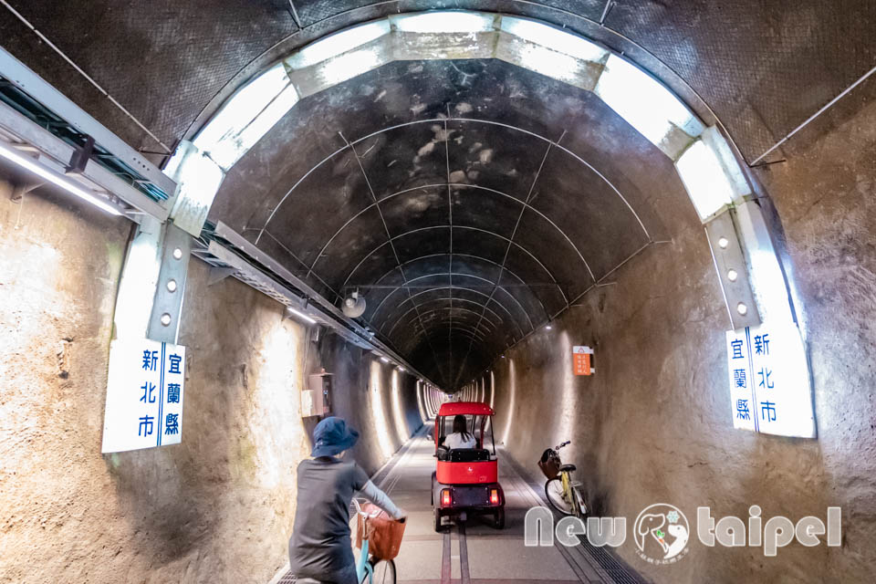 新北貢寮景點〡福隆舊草嶺隧道〡跨越兩縣市的隧道, 期間限定光之影藝術廊道, 隧道專屬嘟嘟車可愛上市, 360度觀景台賞景看火車