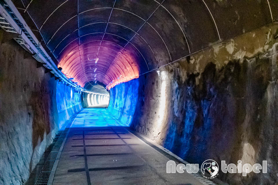 新北貢寮景點〡福隆舊草嶺隧道〡跨越兩縣市的隧道, 期間限定光之影藝術廊道, 隧道專屬嘟嘟車可愛上市, 360度觀景台賞景看火車