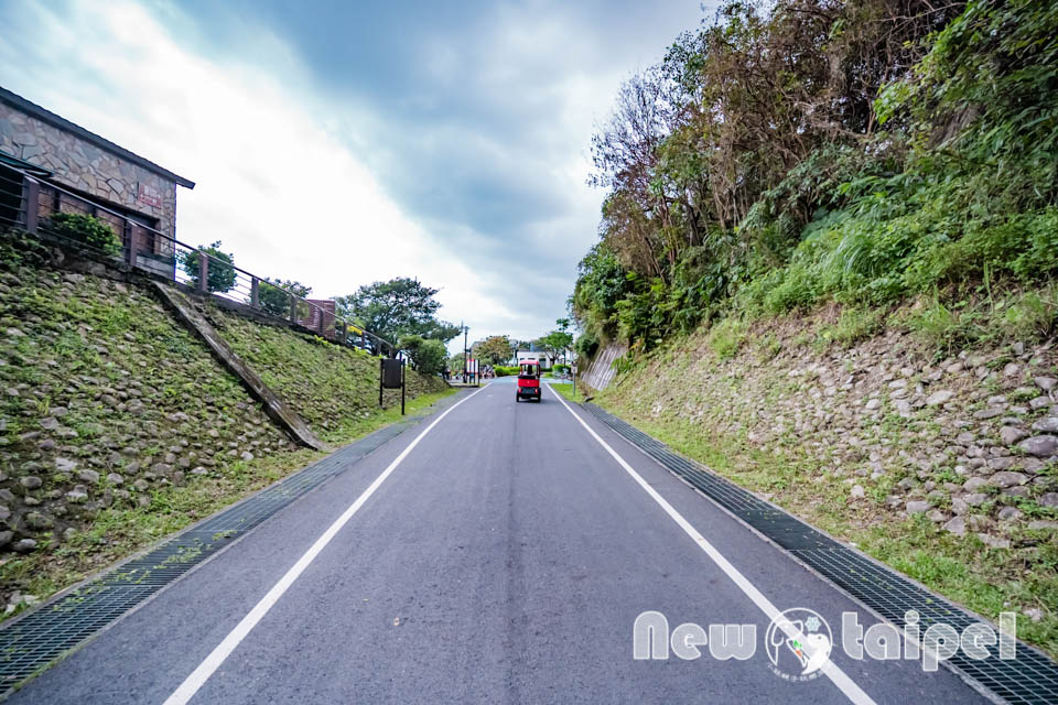 新北貢寮景點〡福隆舊草嶺隧道〡跨越兩縣市的隧道, 期間限定光之影藝術廊道, 隧道專屬嘟嘟車可愛上市, 360度觀景台賞景看火車