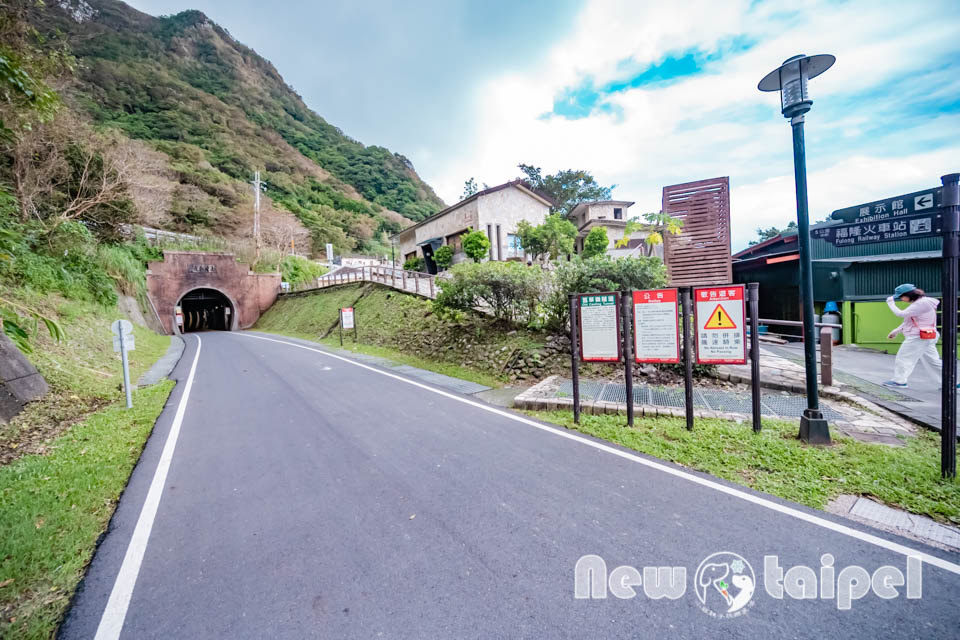 新北貢寮景點〡福隆舊草嶺隧道〡跨越兩縣市的隧道, 期間限定光之影藝術廊道, 隧道專屬嘟嘟車可愛上市, 360度觀景台賞景看火車