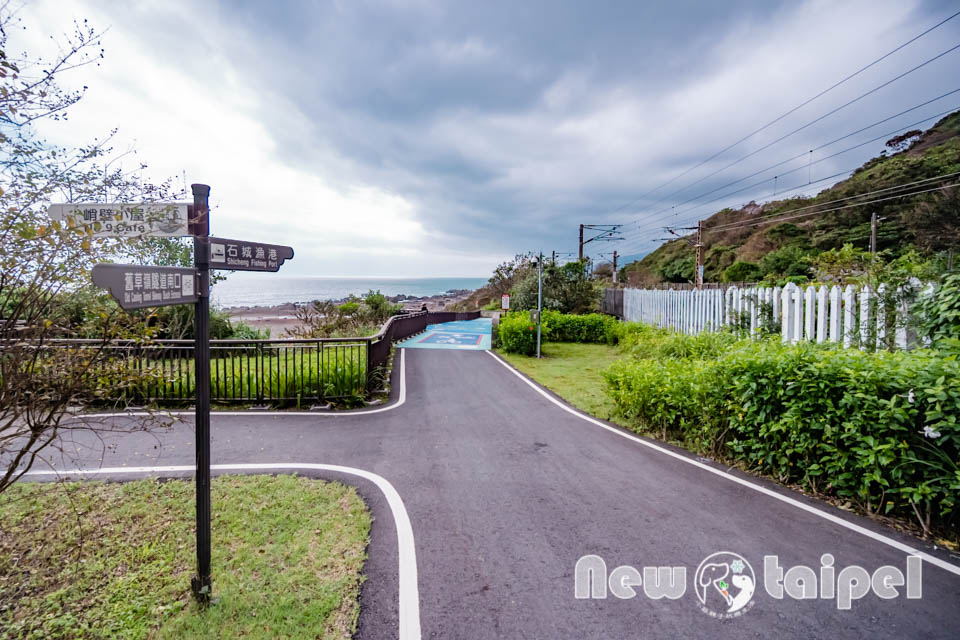 新北貢寮景點〡福隆舊草嶺隧道〡跨越兩縣市的隧道, 期間限定光之影藝術廊道, 隧道專屬嘟嘟車可愛上市, 360度觀景台賞景看火車