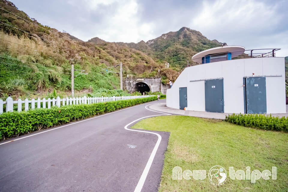 新北貢寮景點〡福隆舊草嶺隧道〡跨越兩縣市的隧道, 期間限定光之影藝術廊道, 隧道專屬嘟嘟車可愛上市, 360度觀景台賞景看火車