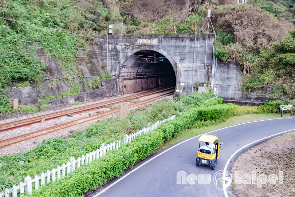 新北貢寮景點〡福隆舊草嶺隧道〡跨越兩縣市的隧道, 期間限定光之影藝術廊道, 隧道專屬嘟嘟車可愛上市, 360度觀景台賞景看火車