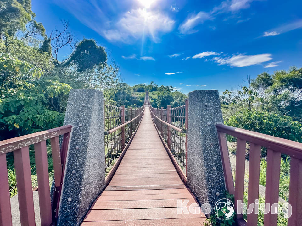 高雄彌陀景點〡漯底山自然公園〡軍事用地變身觀光景點, 超迷你版月世界, 碉堡觀景台賞景, 必走漯底山吊橋