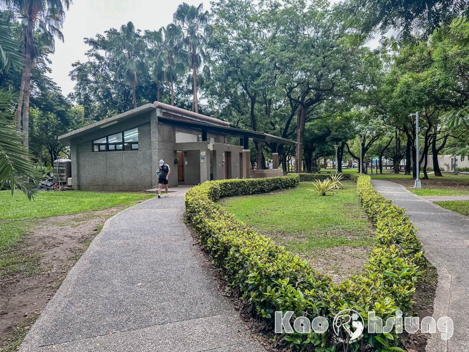 高雄前金景點〡高雄中央公園〡捷運站前綠地公園, 貓頭鷹遊戲場, 景觀湖觀察生態, 假日野餐好地點, 還有夏日戲水區, 滑草場溜一波