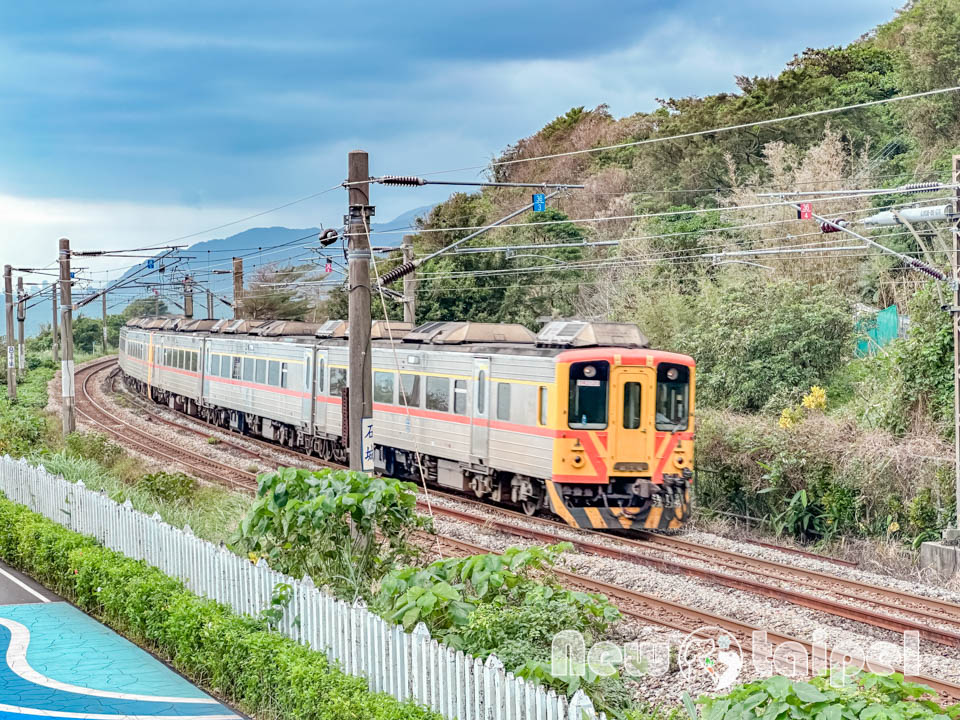 新北貢寮景點〡福隆舊草嶺隧道〡跨越兩縣市的隧道, 期間限定光之影藝術廊道, 隧道專屬嘟嘟車可愛上市, 360度觀景台賞景看火車