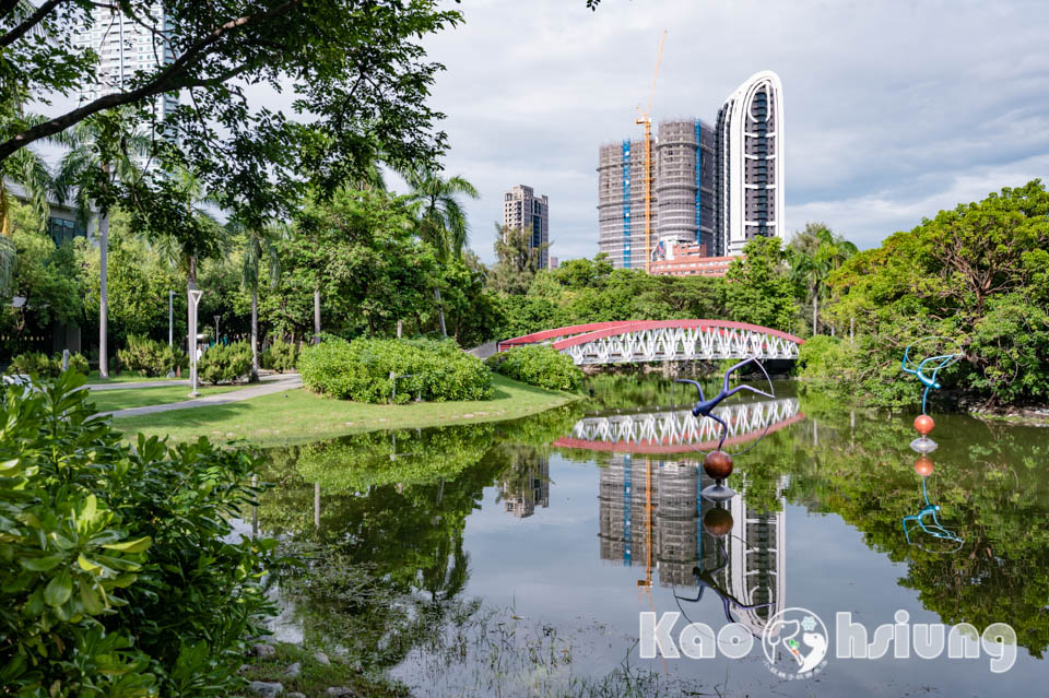 高雄前金景點〡高雄中央公園〡捷運站前綠地公園, 貓頭鷹遊戲場, 景觀湖觀察生態, 假日野餐好地點, 還有夏日戲水區, 滑草場溜一波