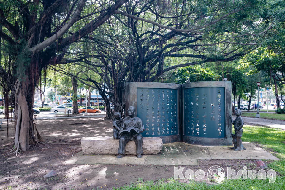 高雄前金景點〡高雄中央公園〡捷運站前綠地公園, 貓頭鷹遊戲場, 景觀湖觀察生態, 假日野餐好地點, 還有夏日戲水區, 滑草場溜一波