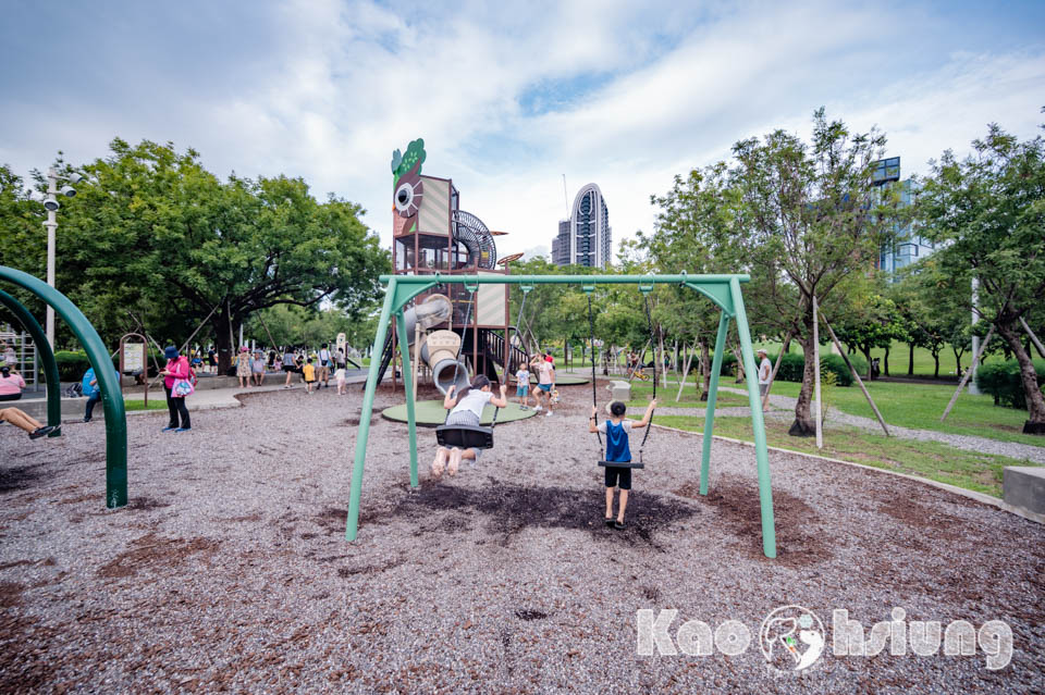 高雄前金景點〡高雄中央公園〡捷運站前綠地公園, 貓頭鷹遊戲場, 景觀湖觀察生態, 假日野餐好地點, 還有夏日戲水區, 滑草場溜一波