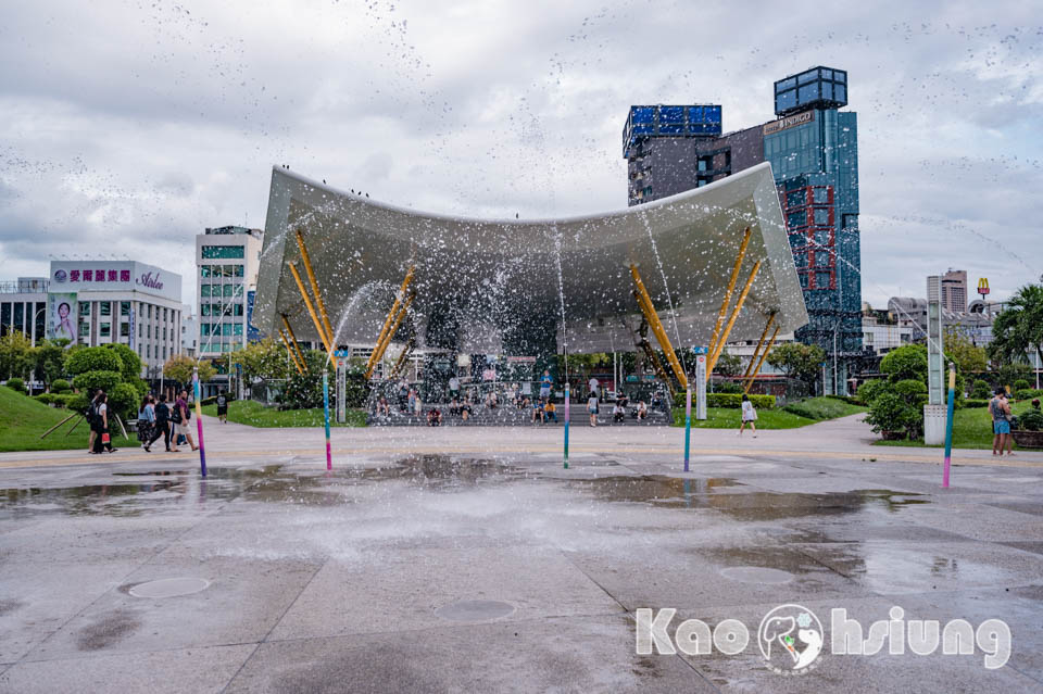 高雄前金景點〡高雄中央公園〡捷運站前綠地公園, 貓頭鷹遊戲場, 景觀湖觀察生態, 假日野餐好地點, 還有夏日戲水區, 滑草場溜一波