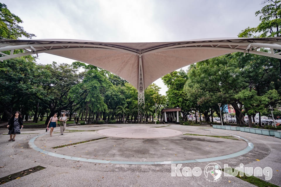 高雄前金景點〡高雄中央公園〡捷運站前綠地公園, 貓頭鷹遊戲場, 景觀湖觀察生態, 假日野餐好地點, 還有夏日戲水區, 滑草場溜一波