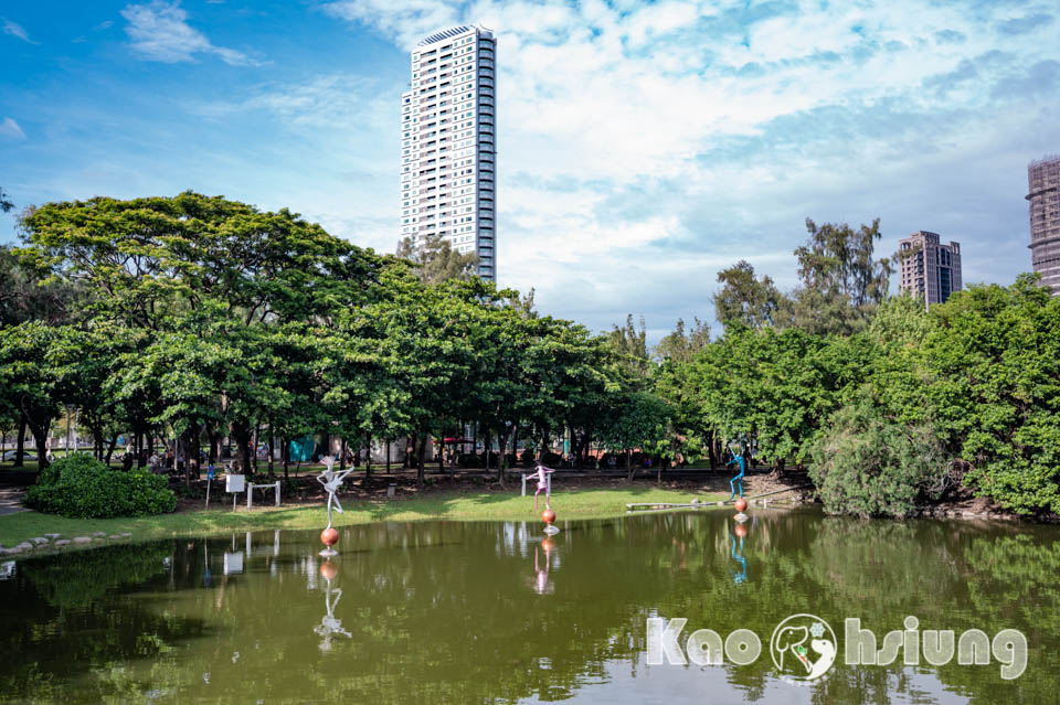 高雄前金景點〡高雄中央公園〡捷運站前綠地公園, 貓頭鷹遊戲場, 景觀湖觀察生態, 假日野餐好地點, 還有夏日戲水區, 滑草場溜一波