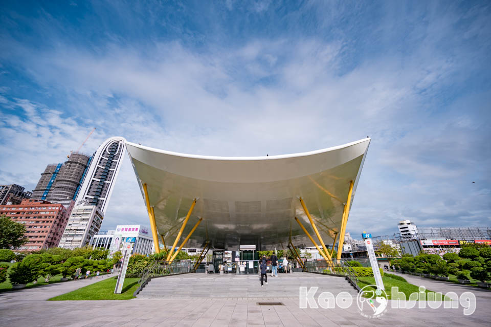 高雄前金景點〡高雄中央公園〡捷運站前綠地公園, 貓頭鷹遊戲場, 景觀湖觀察生態, 假日野餐好地點, 還有夏日戲水區, 滑草場溜一波