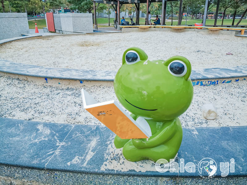 嘉義市區景點〡嘉義文化公園〡諸羅樹蛙共融遊戲場, 蛙蹼造型溜滑梯, 夏日地泉戲水池, 順遊文化路觀光夜市