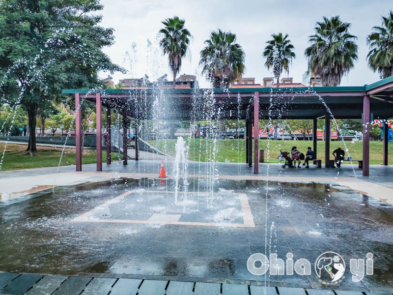 嘉義市區景點〡嘉義文化公園〡諸羅樹蛙共融遊戲場, 蛙蹼造型溜滑梯, 夏日地泉戲水池, 順遊文化路觀光夜市