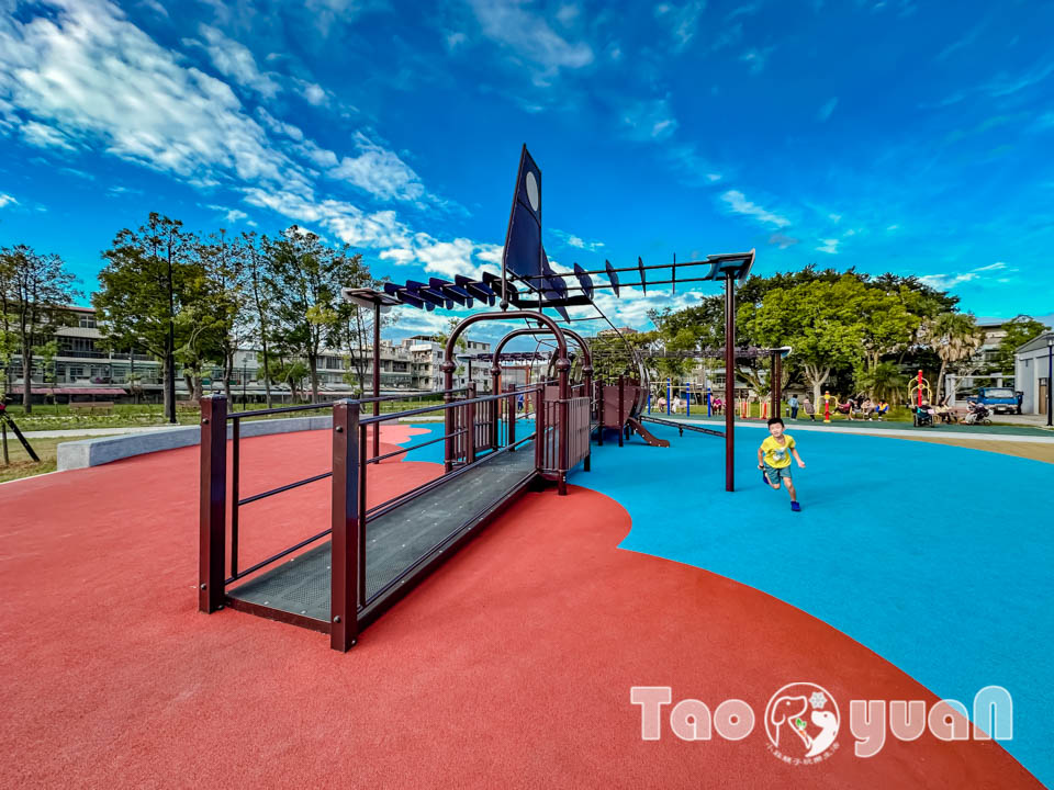 桃園大溪景點〡傘儲酷公園〡特色飛機遊戲場, 幼幼傘兵集合囉, 傘徽廣場超吸睛, 桃園親子特色公園