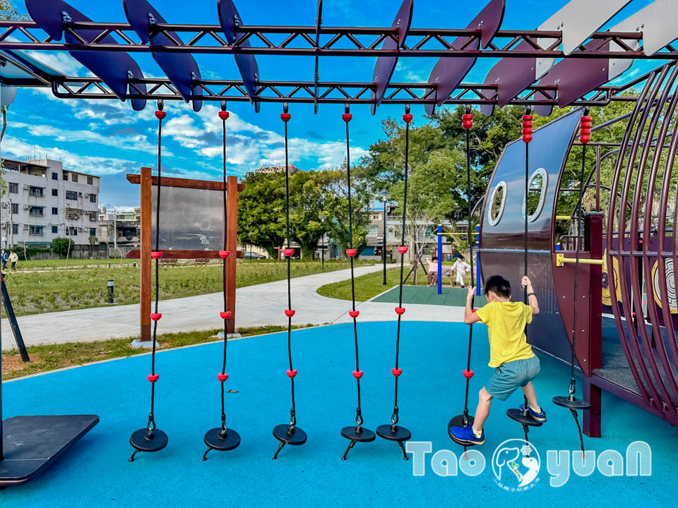 桃園大溪景點〡傘儲酷公園〡特色飛機遊戲場, 幼幼傘兵集合囉, 傘徽廣場超吸睛, 桃園親子特色公園