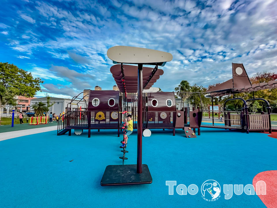 桃園大溪景點〡傘儲酷公園〡特色飛機遊戲場, 幼幼傘兵集合囉, 傘徽廣場超吸睛, 桃園親子特色公園