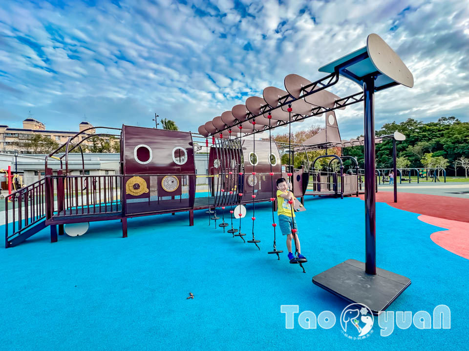 桃園大溪景點〡傘儲酷公園〡特色飛機遊戲場, 幼幼傘兵集合囉, 傘徽廣場超吸睛, 桃園親子特色公園